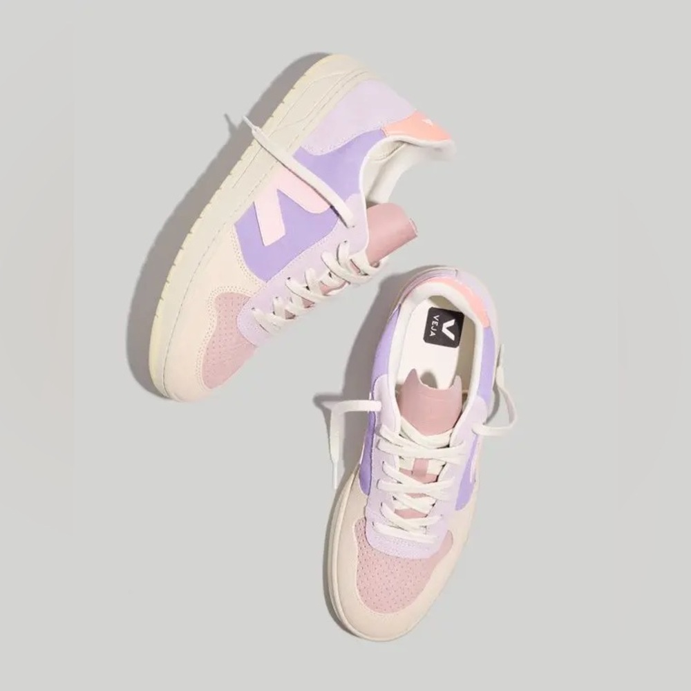 Women’s Veja V-10 sneakers in lavande, brand new in box size 36